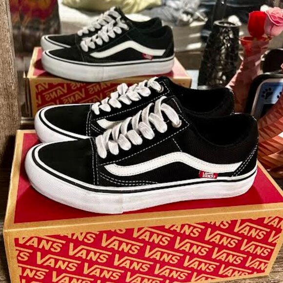 W's 7, M's 5.5, Youth 5.5- Vans Old Skool Pro- Black/White - Picture 2 of 9